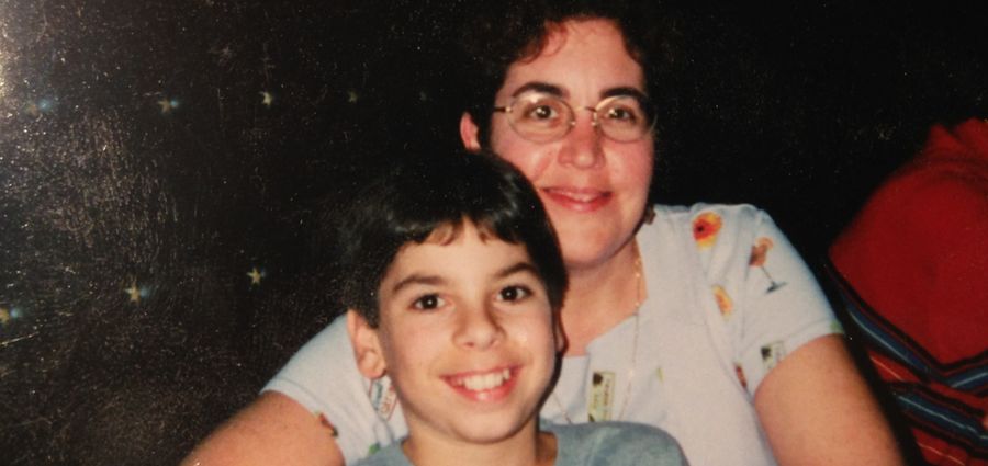 Husband fingers wife until she cums